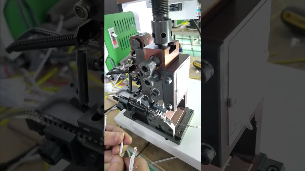 ต่อจากคลิปก่อน: หลังตัดและปอกชุดสายไฟ ใช้ระบบอัตโนมัติในโรงงานโดยตรง #factory